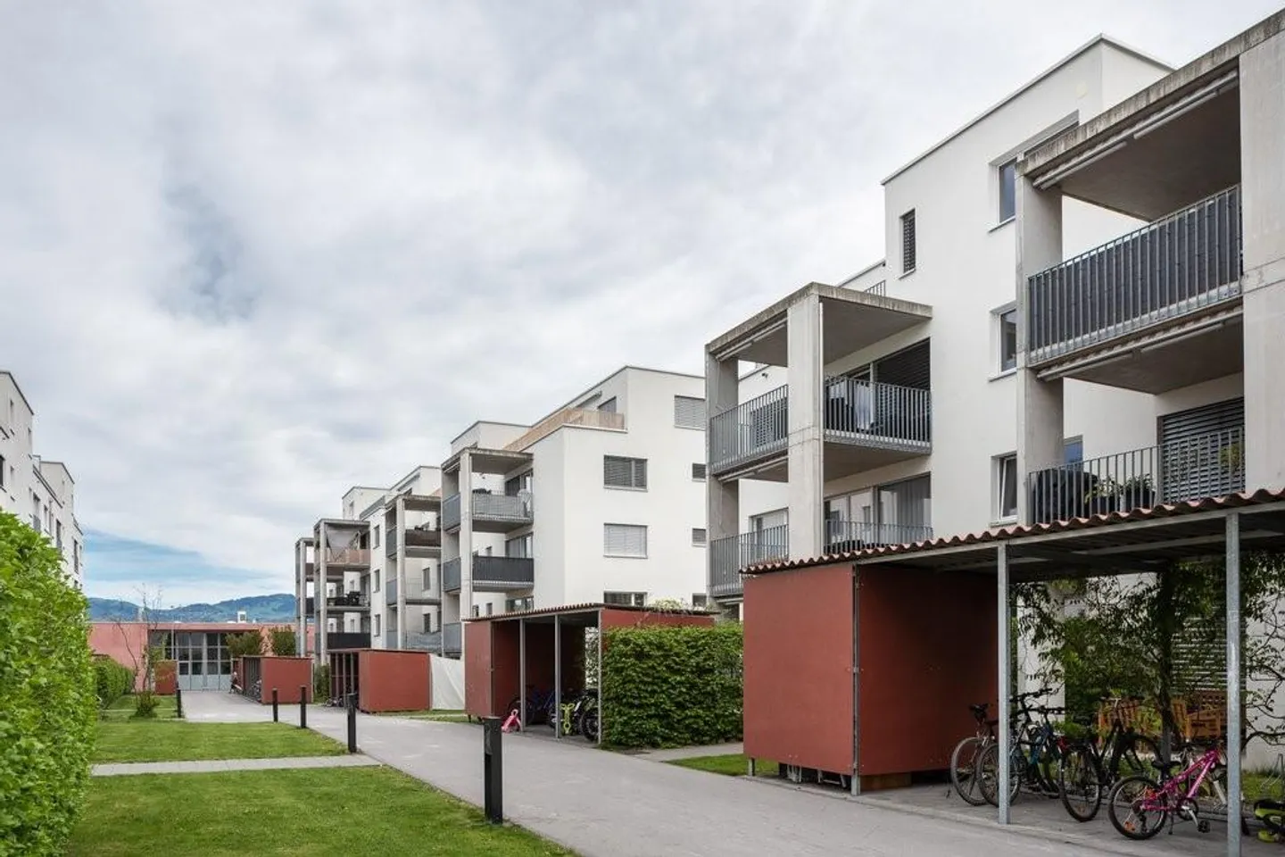 Modern 4.5 room apartment in family-friendly development - Photo 1 of 6