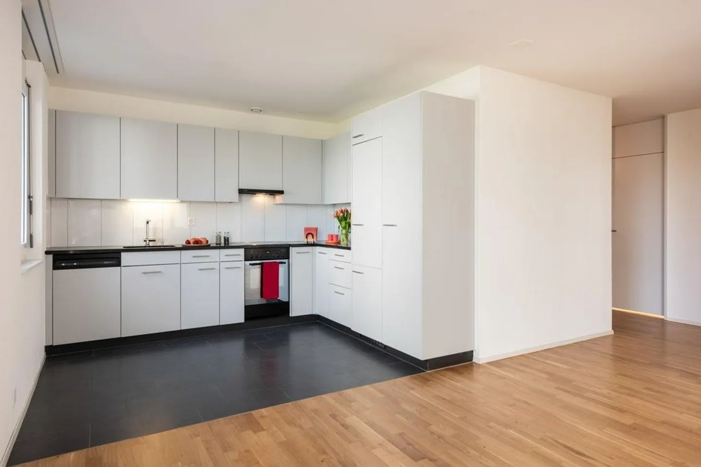 Modern 4.5 room apartment in family-friendly development - Photo 2 of 6