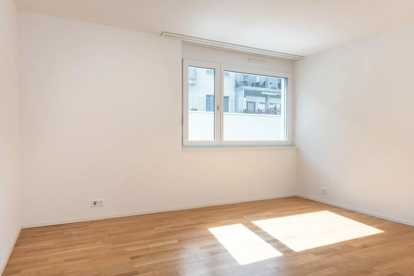 Modern 4.5 room apartment in family-friendly development - Photo 5 of 6