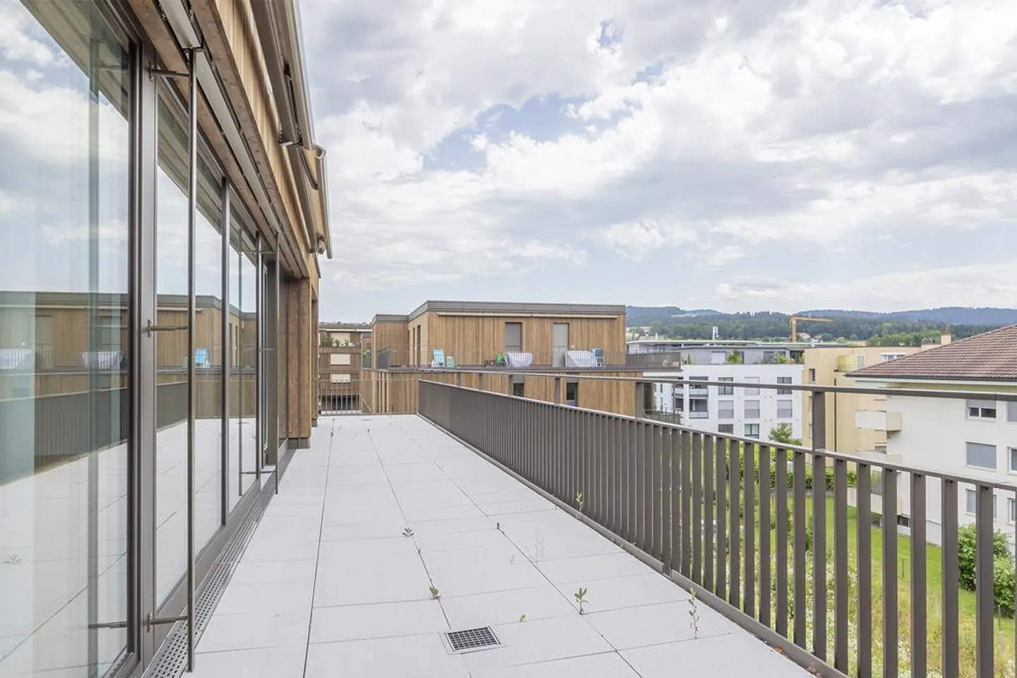 Ottimo appartamento familiare in mansarda nel cuore di Münsingen - Foto 1 di 12