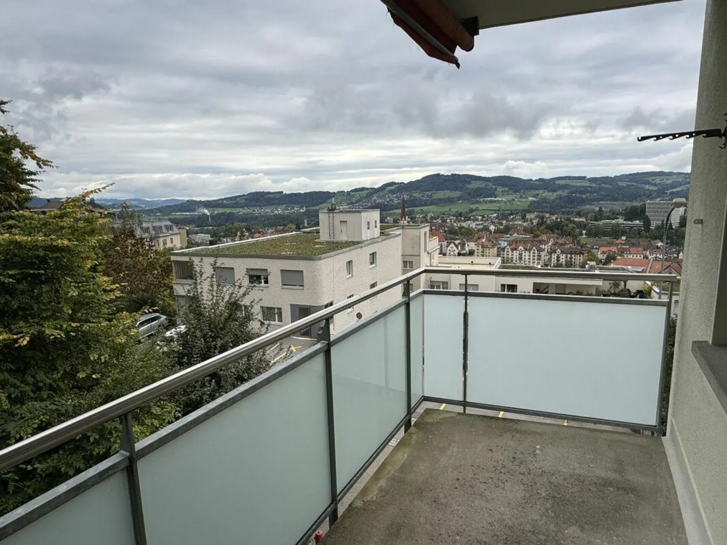Appartement spacieux de 3,5 pièces avec vue - Photo 1 sur 8