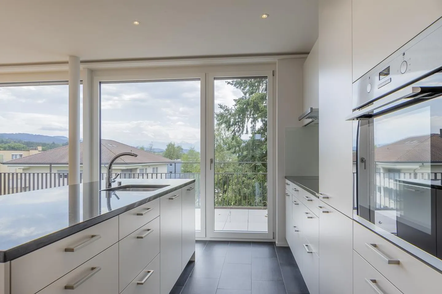 Ottimo appartamento familiare in mansarda nel cuore di Münsingen - Foto 4 di 12