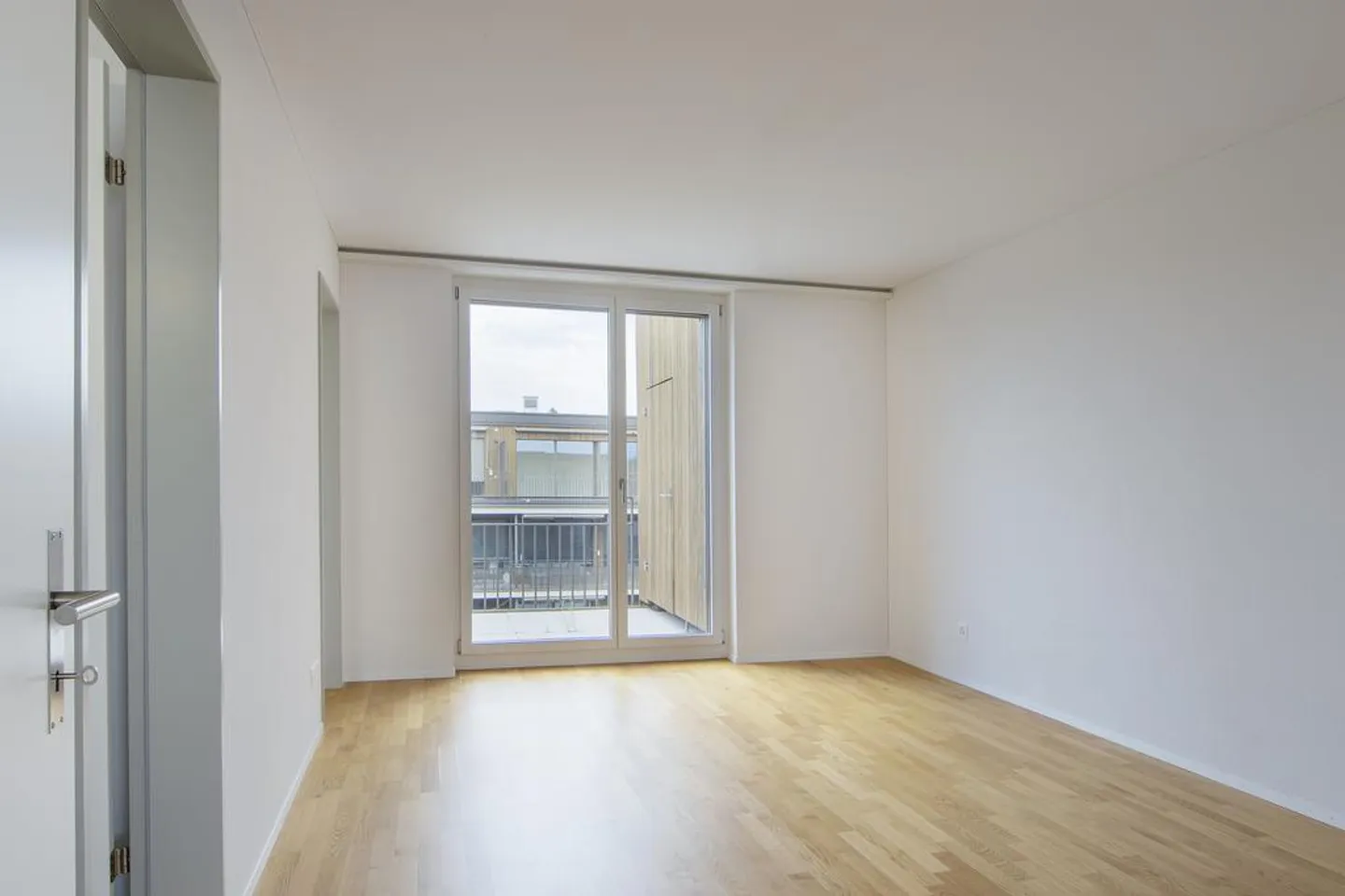 Ottimo appartamento familiare in mansarda nel cuore di Münsingen - Foto 5 di 12