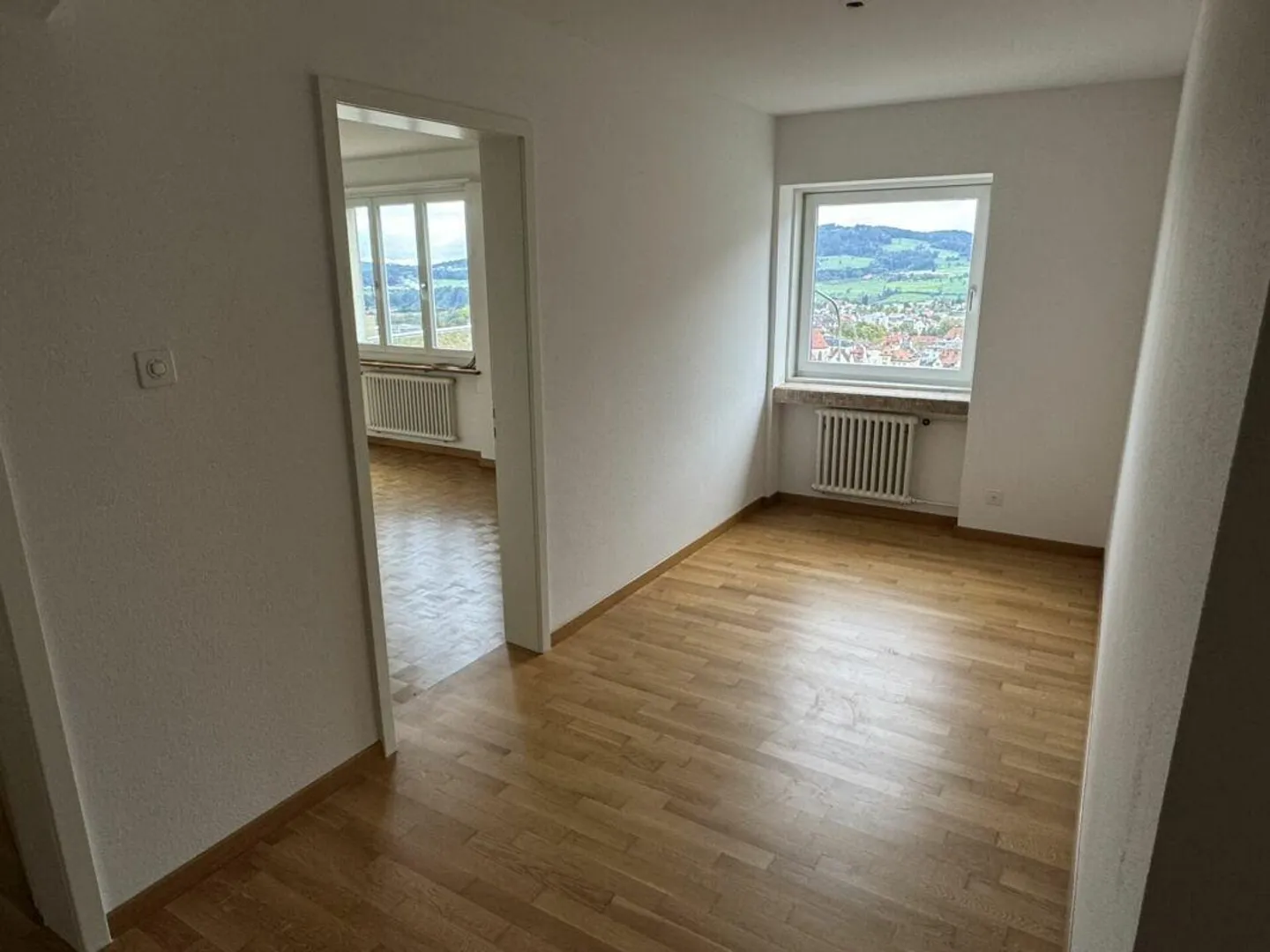 Appartement spacieux de 3,5 pièces avec vue - Photo 3 sur 8