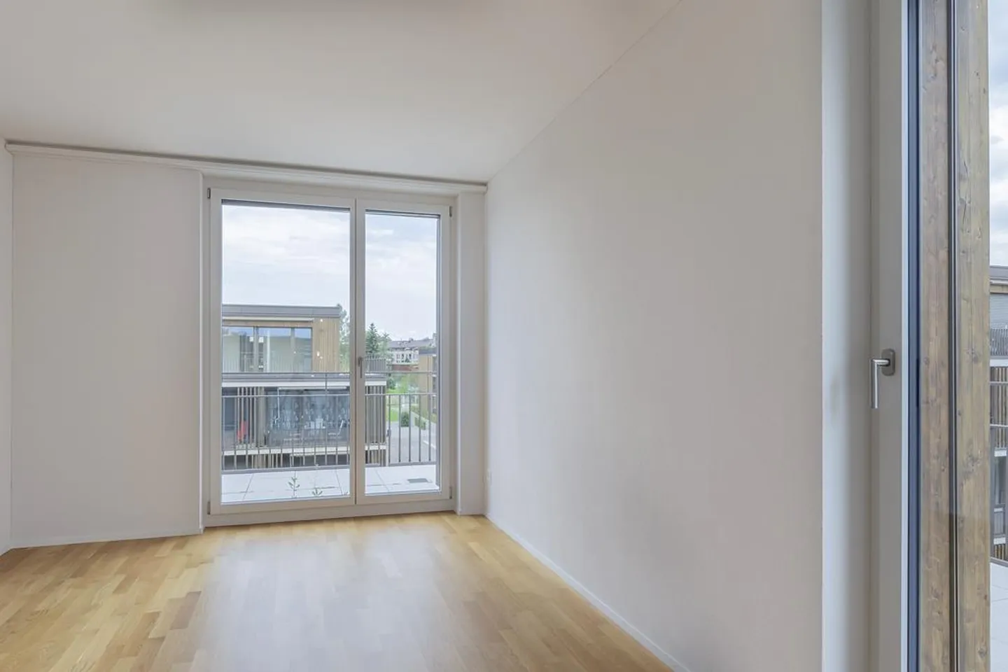 Ottimo appartamento familiare in mansarda nel cuore di Münsingen - Foto 6 di 12