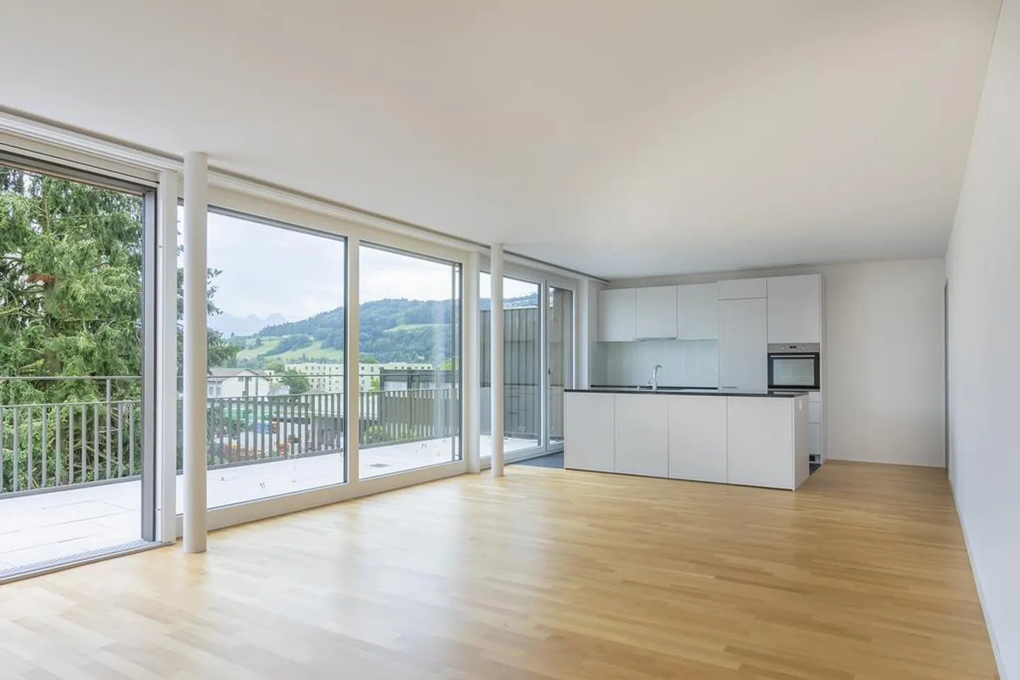 Ottimo appartamento familiare in mansarda nel cuore di Münsingen - Foto 2 di 12