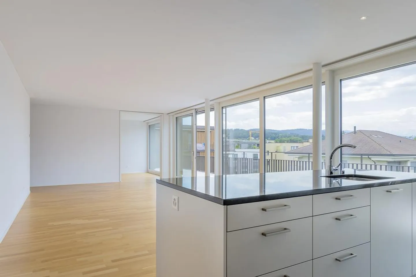 Ottimo appartamento familiare in mansarda nel cuore di Münsingen - Foto 3 di 12