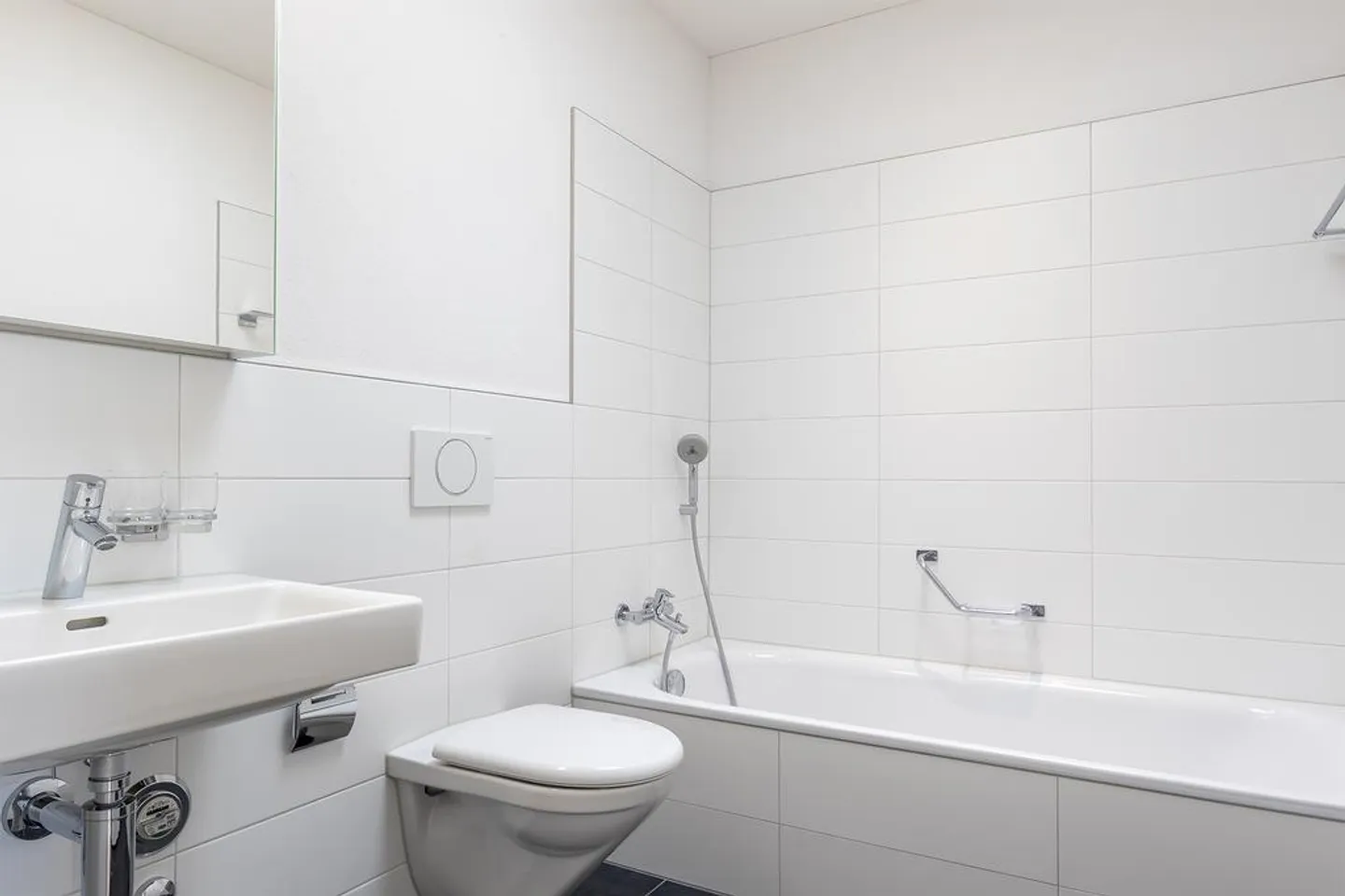 Ottimo appartamento familiare in mansarda nel cuore di Münsingen - Foto 9 di 12