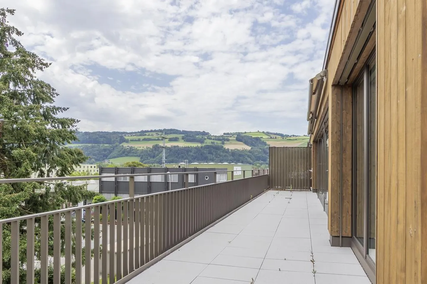 Ottimo appartamento familiare in mansarda nel cuore di Münsingen - Foto 11 di 12