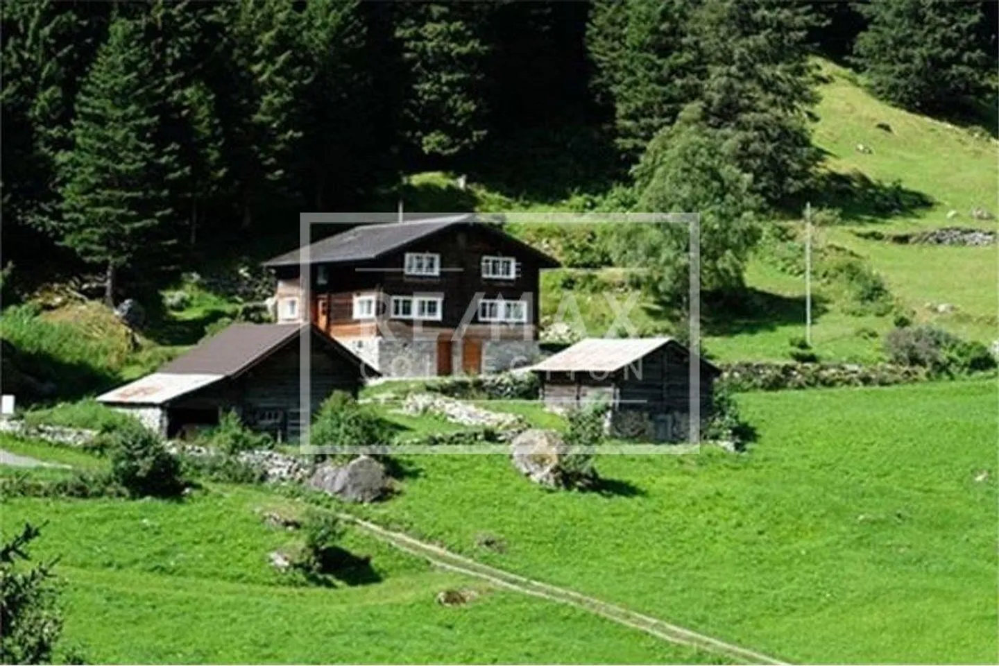 Costruzione in legno storicamente ristrutturata e preservata, casa unifamiliare di 5,5 stanze, con fienile, a Meien UR - Foto 2 di 13