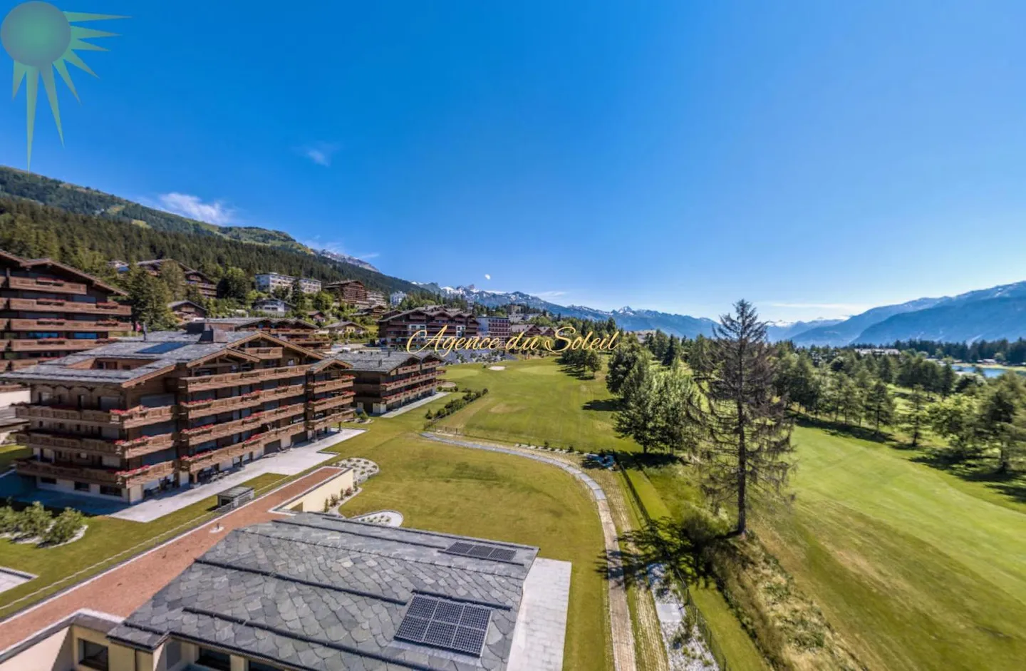 Luxurious 5.5-room apartment in the heart of the resort and directly bordering the golf course! - Photo 1 of 11