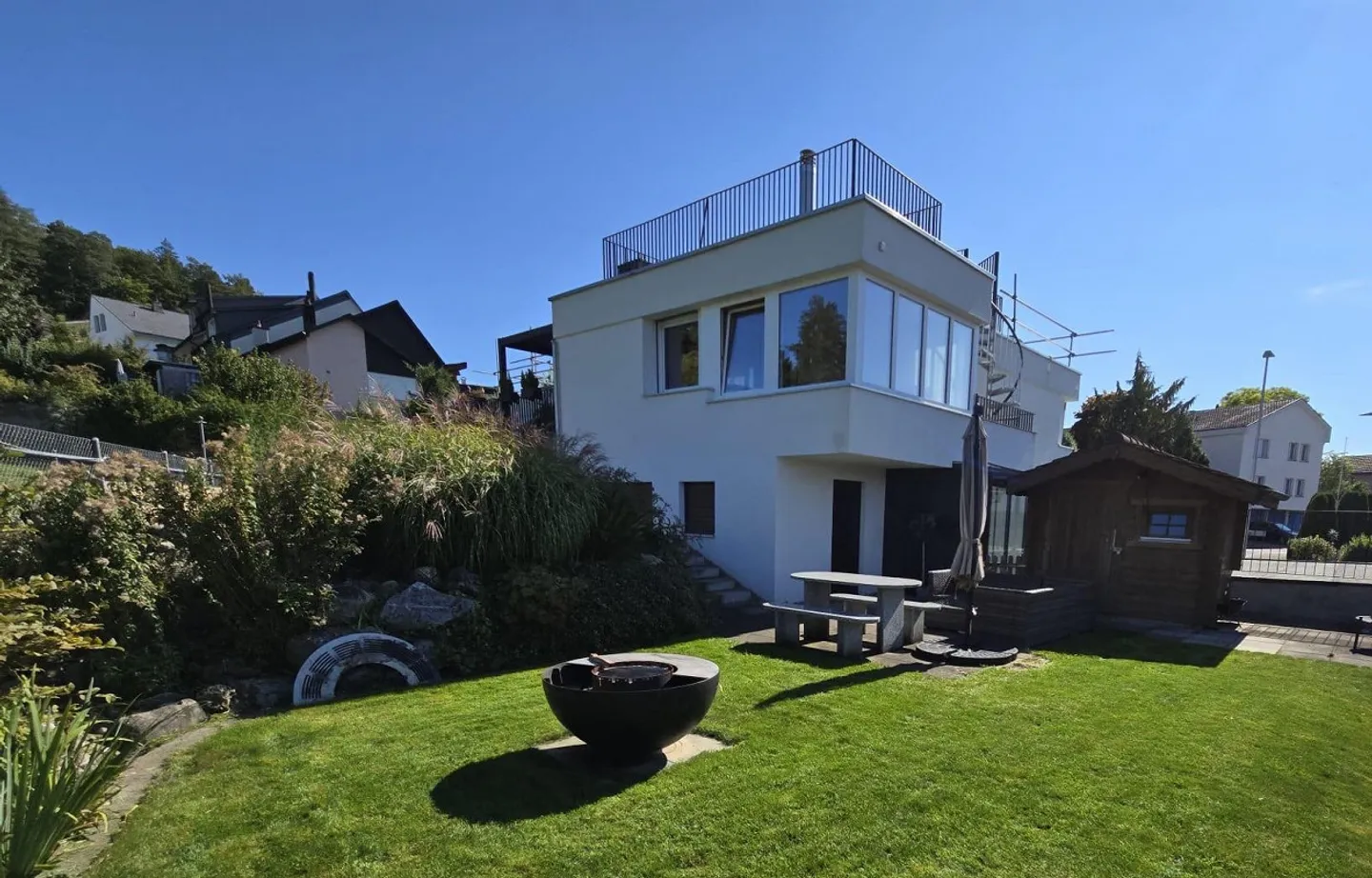 Appartamento moderno con piscina interna e giardino privato - Foto 1 di 7