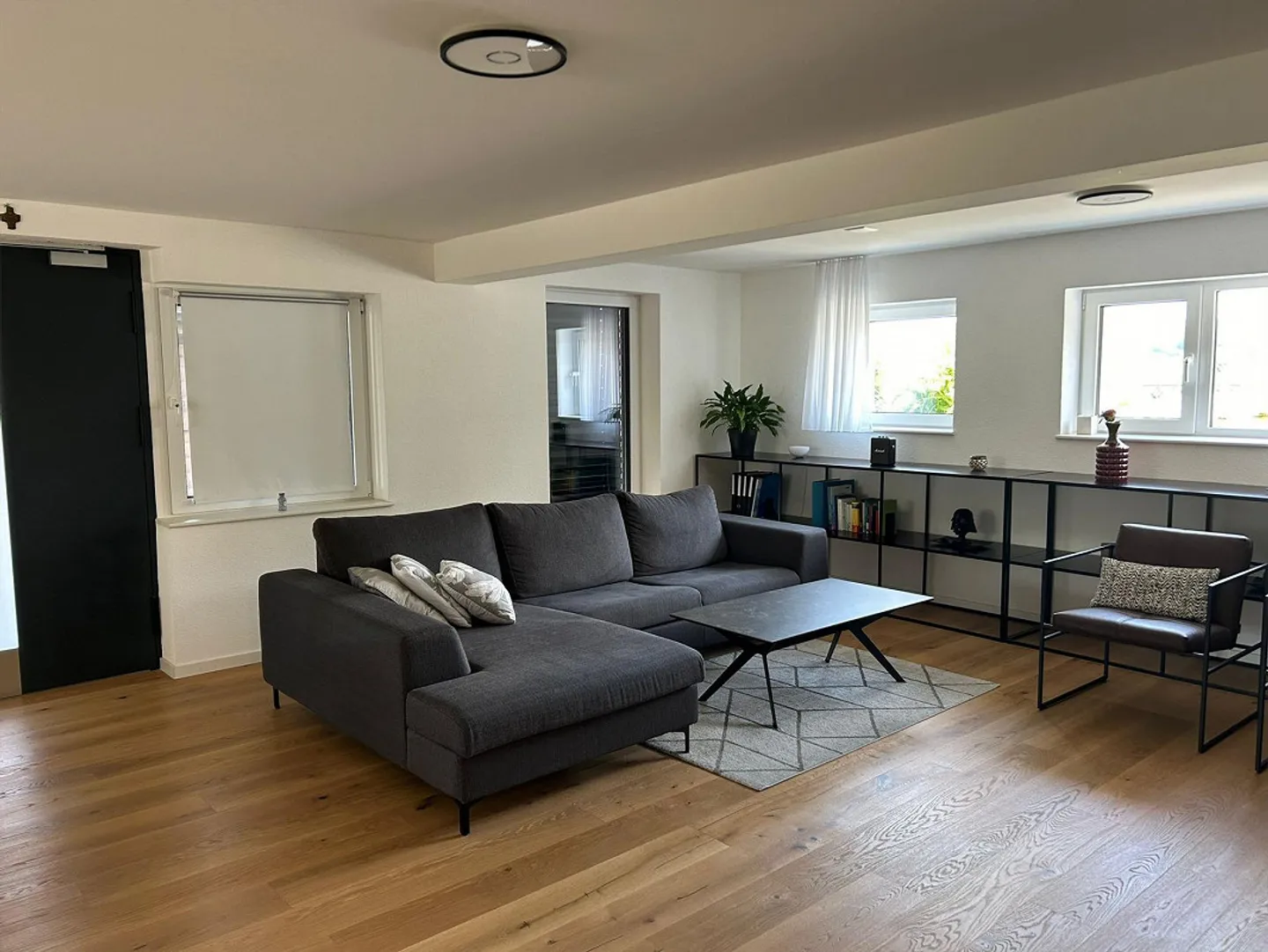 Appartamento moderno con piscina interna e giardino privato - Foto 2 di 7