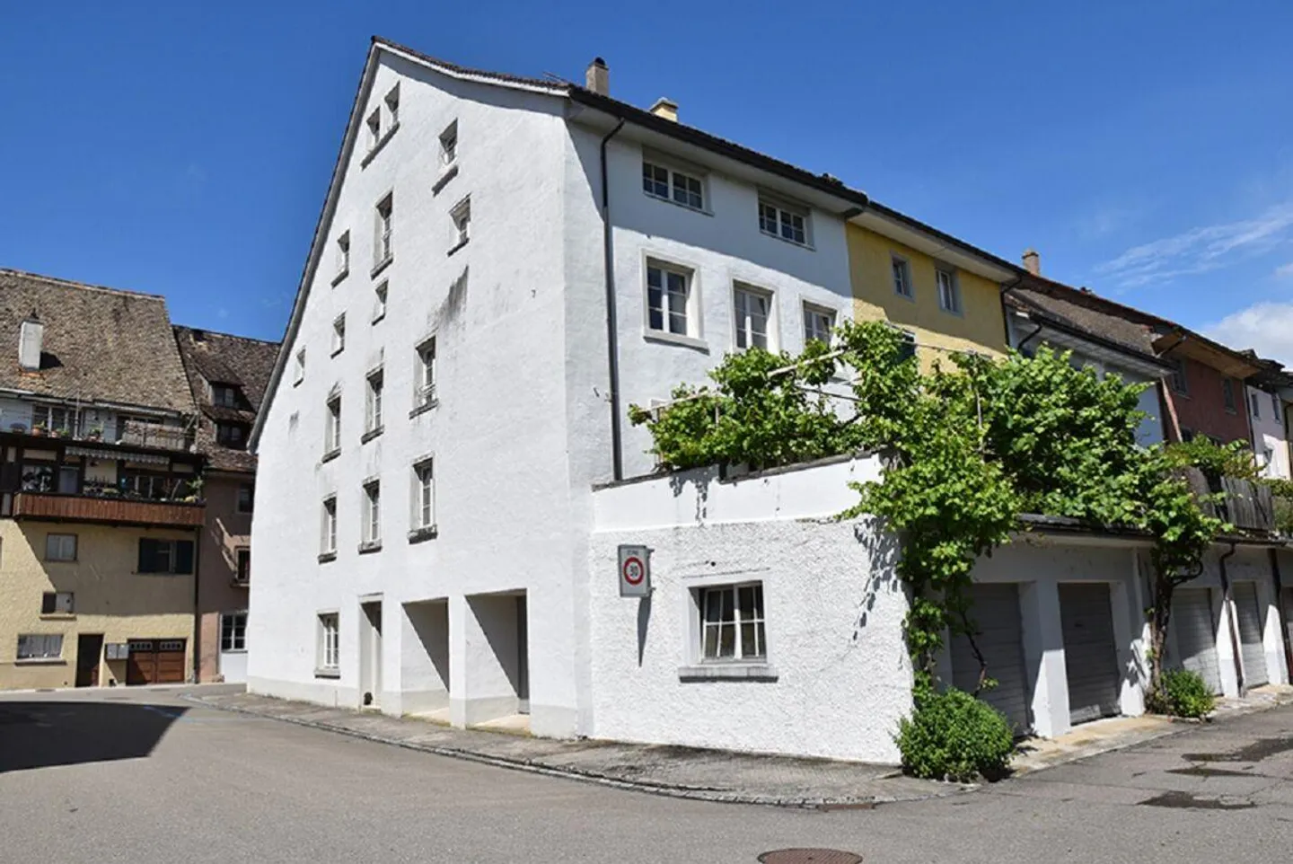 Superbe appartement avec un flair moderne dans la ville de Neunkirch - Photo 1 sur 8