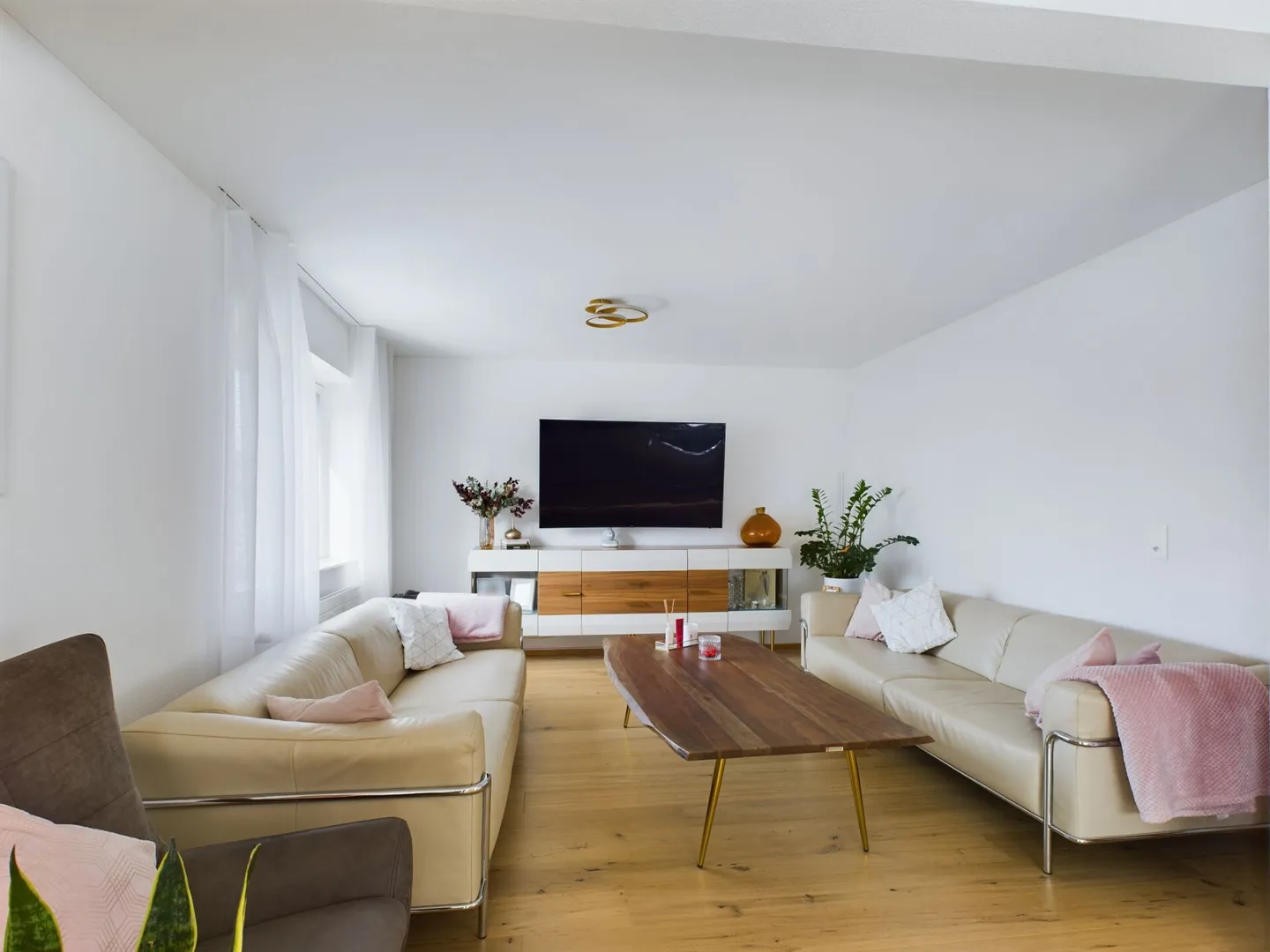 Casa unifamiliare moderna con pergola e cucina all'aperto - Foto 1 di 13