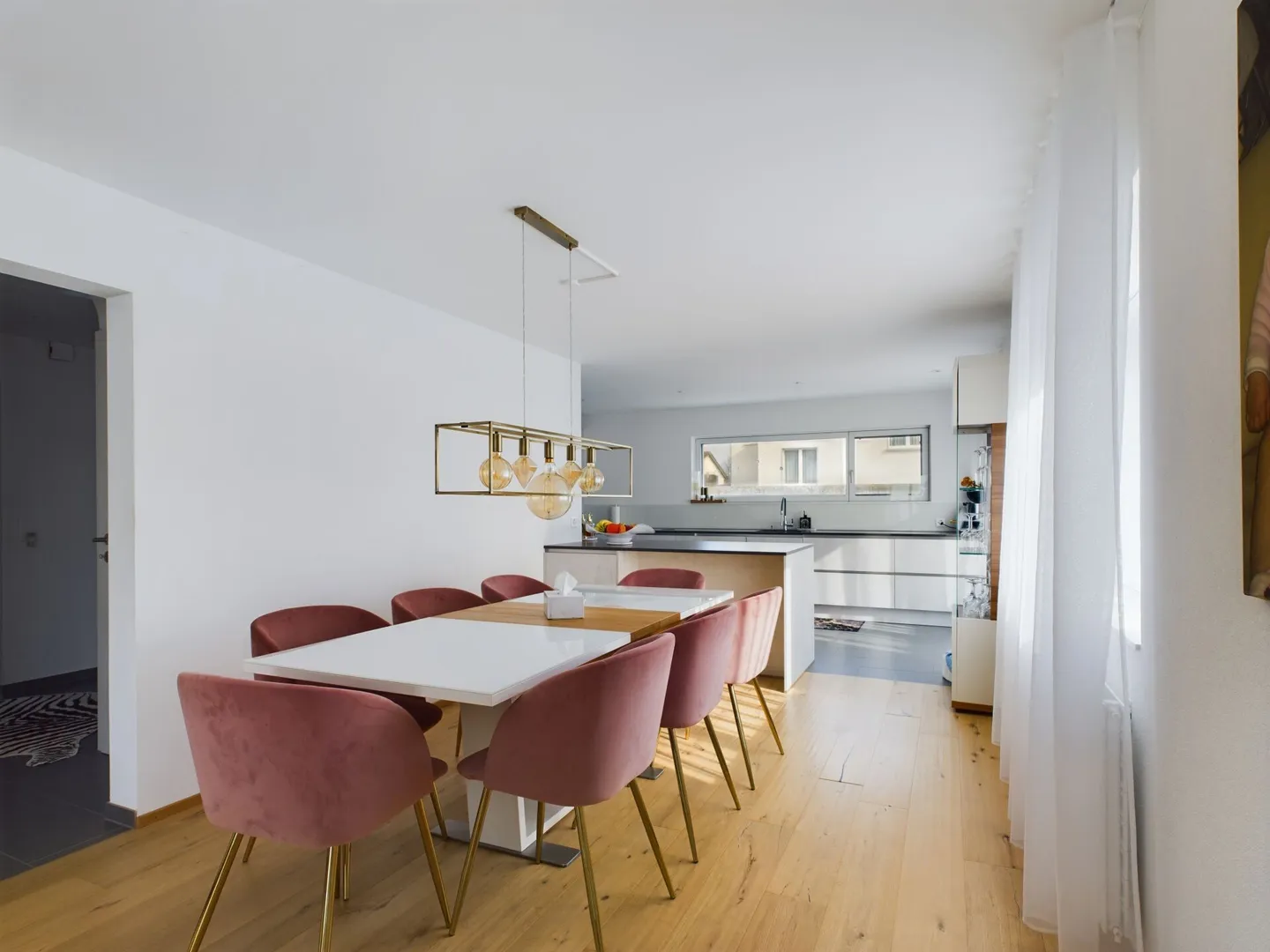 Casa unifamiliare moderna con pergola e cucina all'aperto - Foto 2 di 13