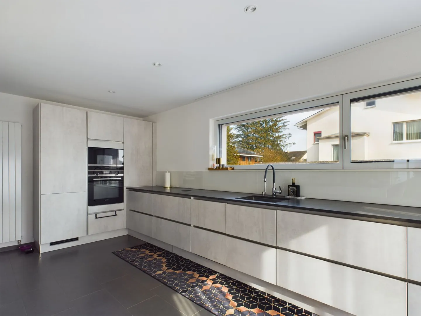 Casa unifamiliare moderna con pergola e cucina all'aperto - Foto 4 di 13