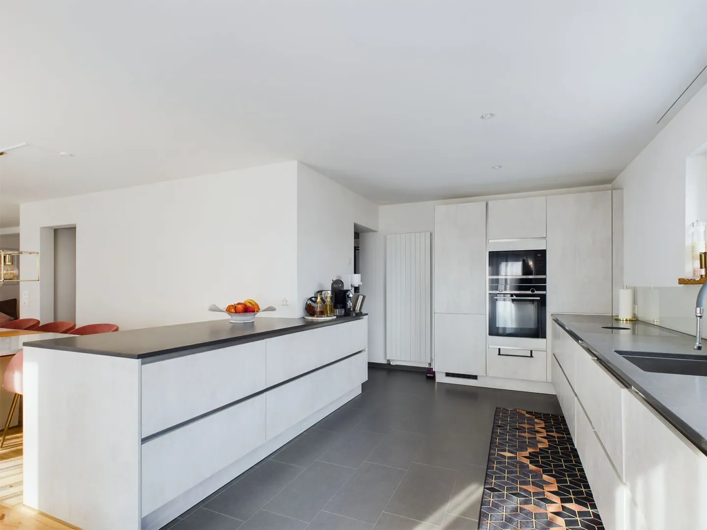 Casa unifamiliare moderna con pergola e cucina all'aperto - Foto 5 di 13