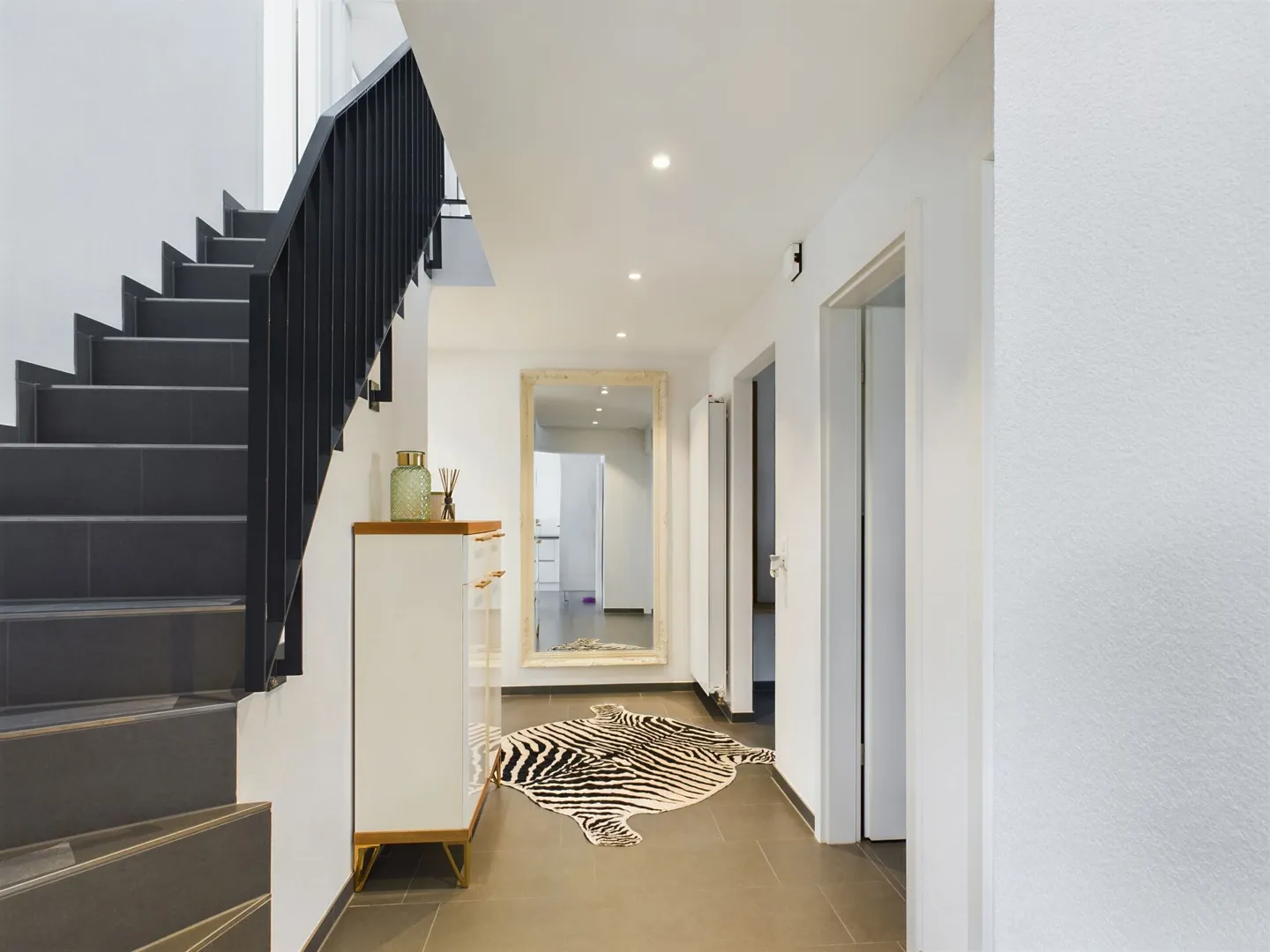 Casa unifamiliare moderna con pergola e cucina all'aperto - Foto 6 di 13