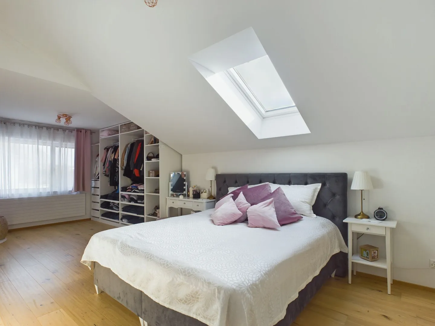 Casa unifamiliare moderna con pergola e cucina all'aperto - Foto 8 di 13