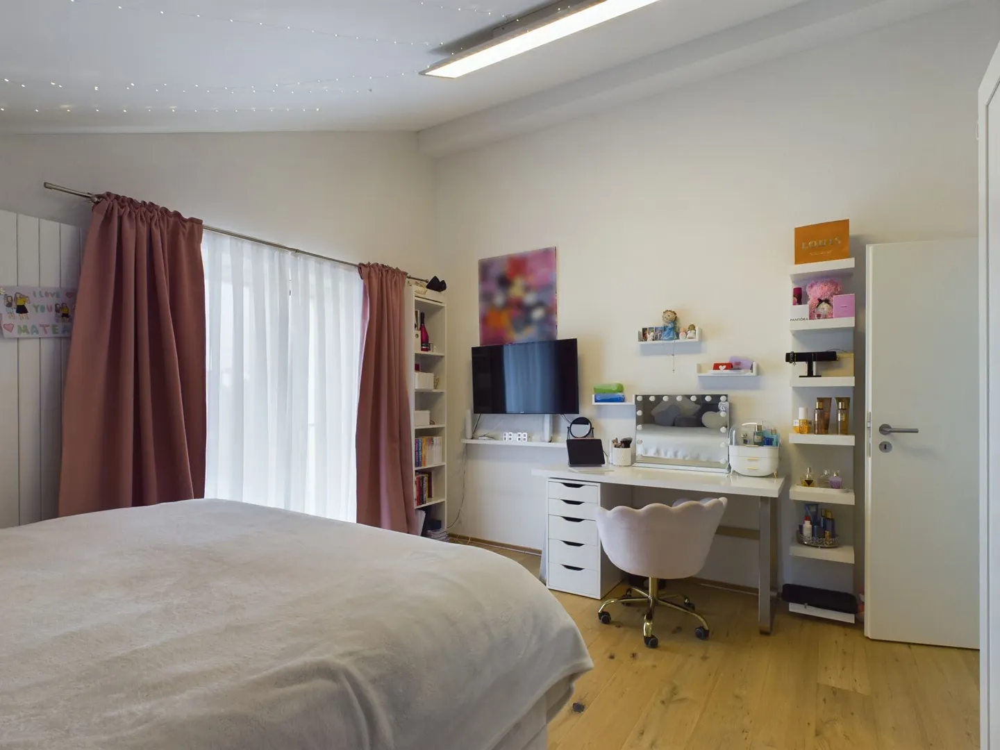 Casa unifamiliare moderna con pergola e cucina all'aperto - Foto 9 di 13