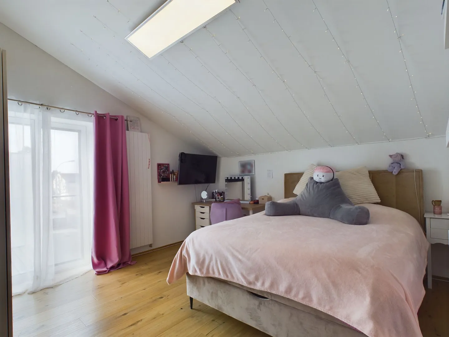 Casa unifamiliare moderna con pergola e cucina all'aperto - Foto 10 di 13