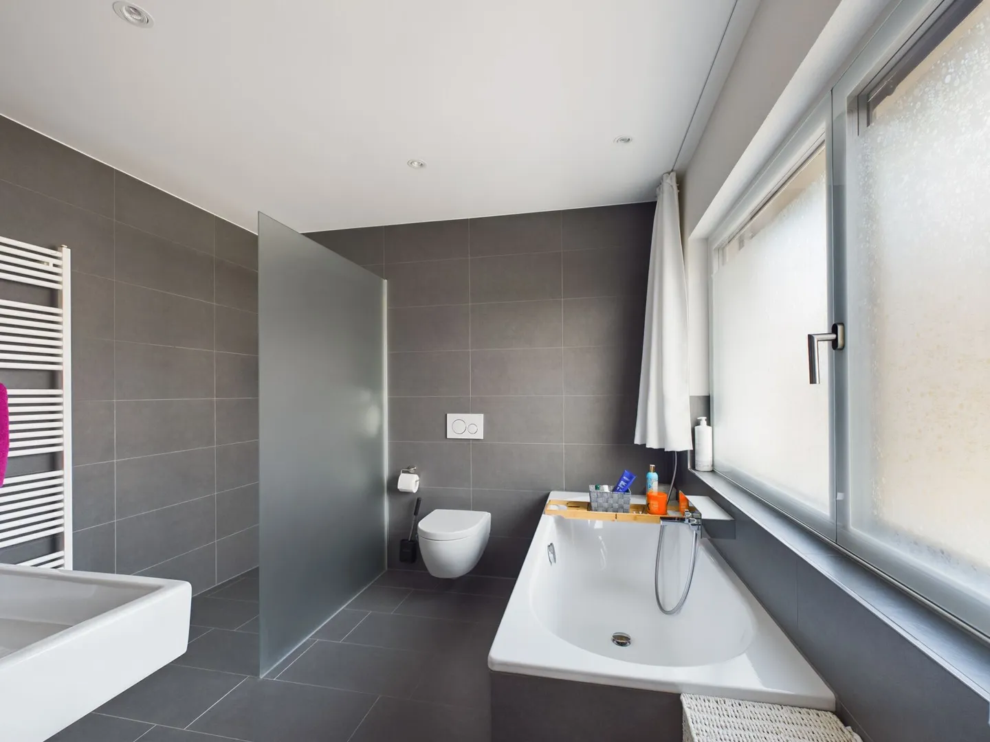 Casa unifamiliare moderna con pergola e cucina all'aperto - Foto 11 di 13