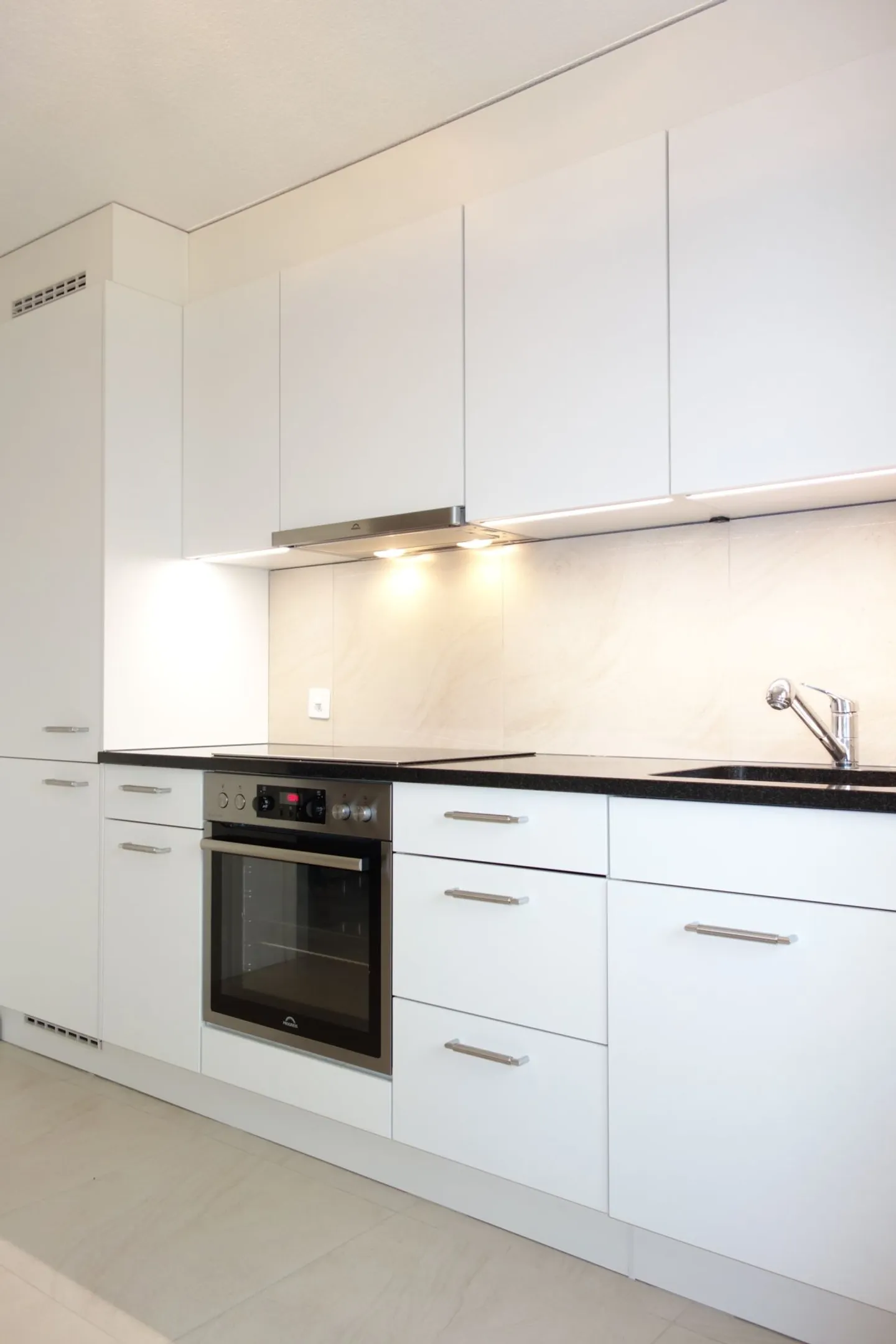 Moderno e ampio appartamento con 4 stanze e bellissimo giardino! - Foto 5 di 13