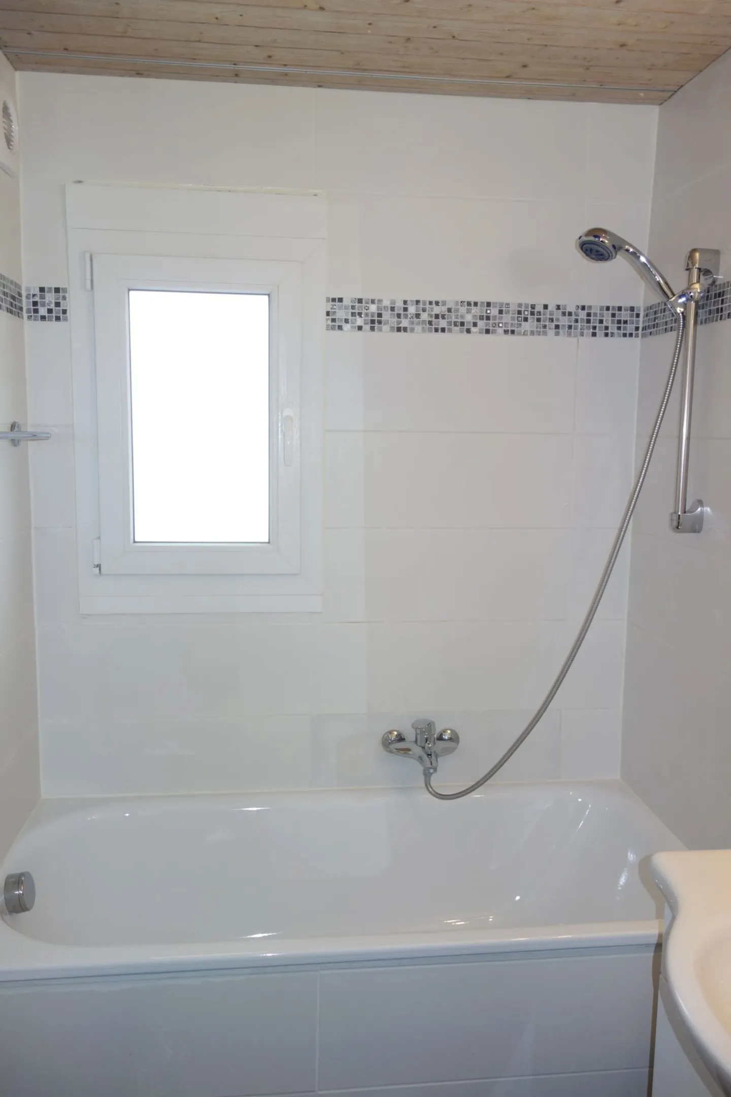 Moderno e ampio appartamento con 4 stanze e bellissimo giardino! - Foto 8 di 13
