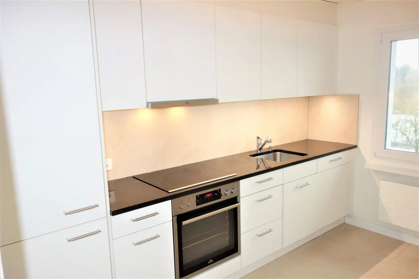 Moderno e ampio appartamento con 4 stanze e bellissimo giardino! - Foto 6 di 13