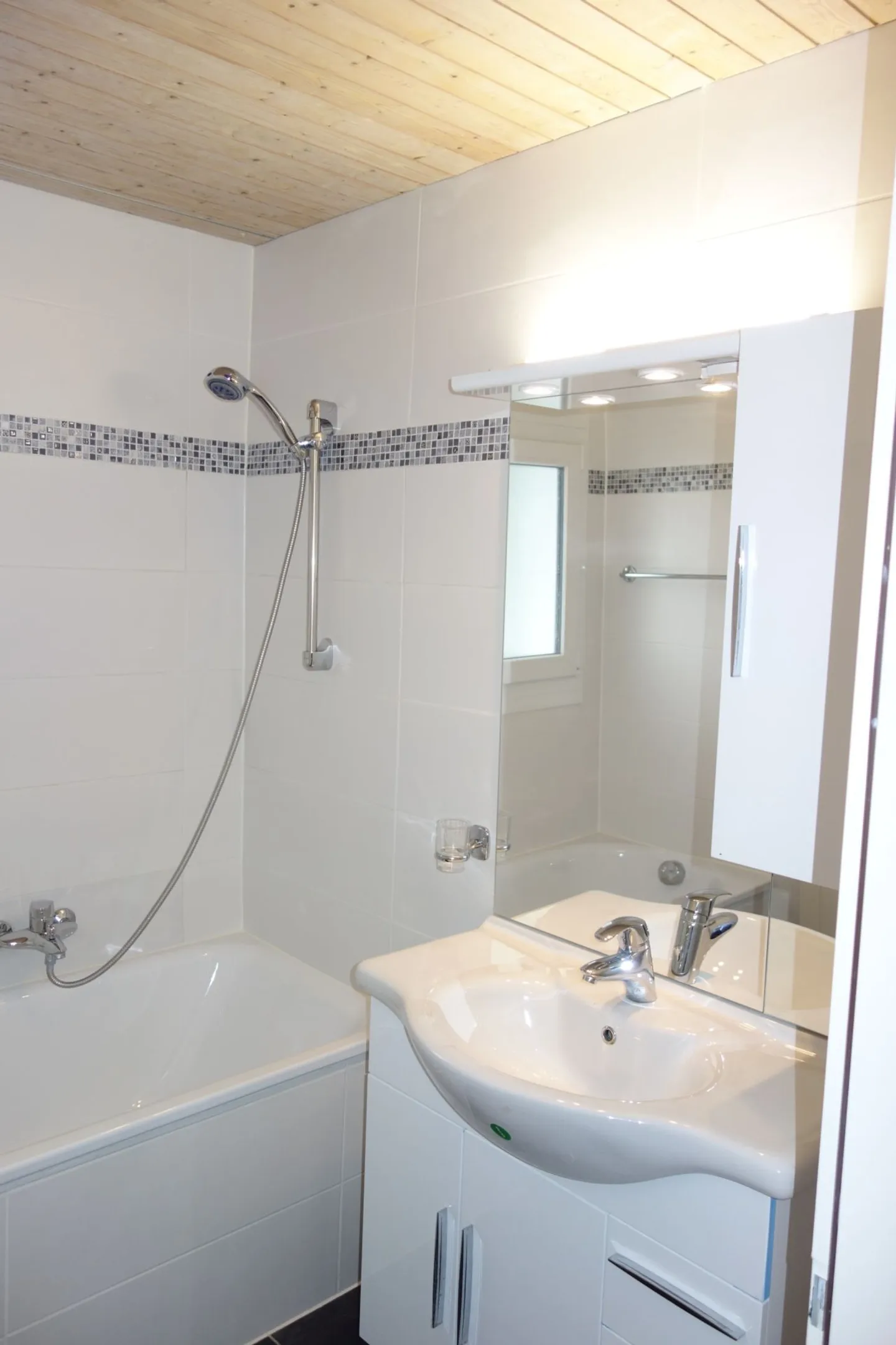 Moderno e ampio appartamento con 4 stanze e bellissimo giardino! - Foto 7 di 13