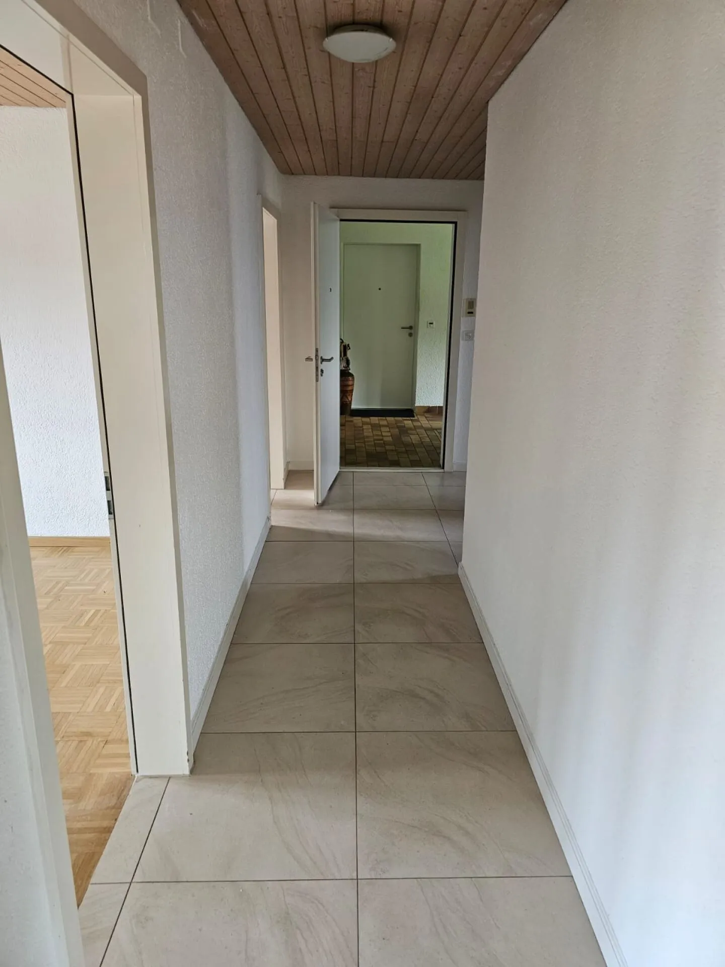 Moderno e ampio appartamento con 4 stanze e bellissimo giardino! - Foto 10 di 13