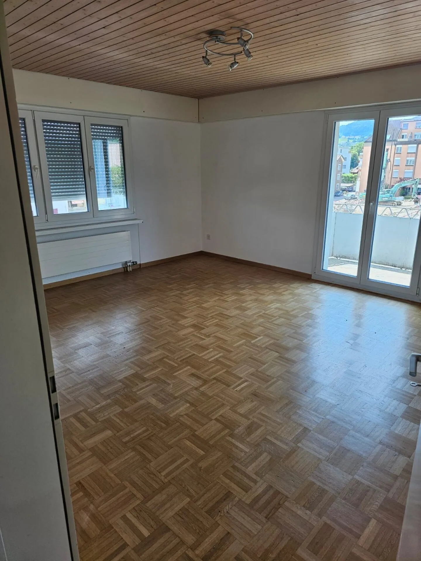 Moderno e ampio appartamento con 4 stanze e bellissimo giardino! - Foto 12 di 13