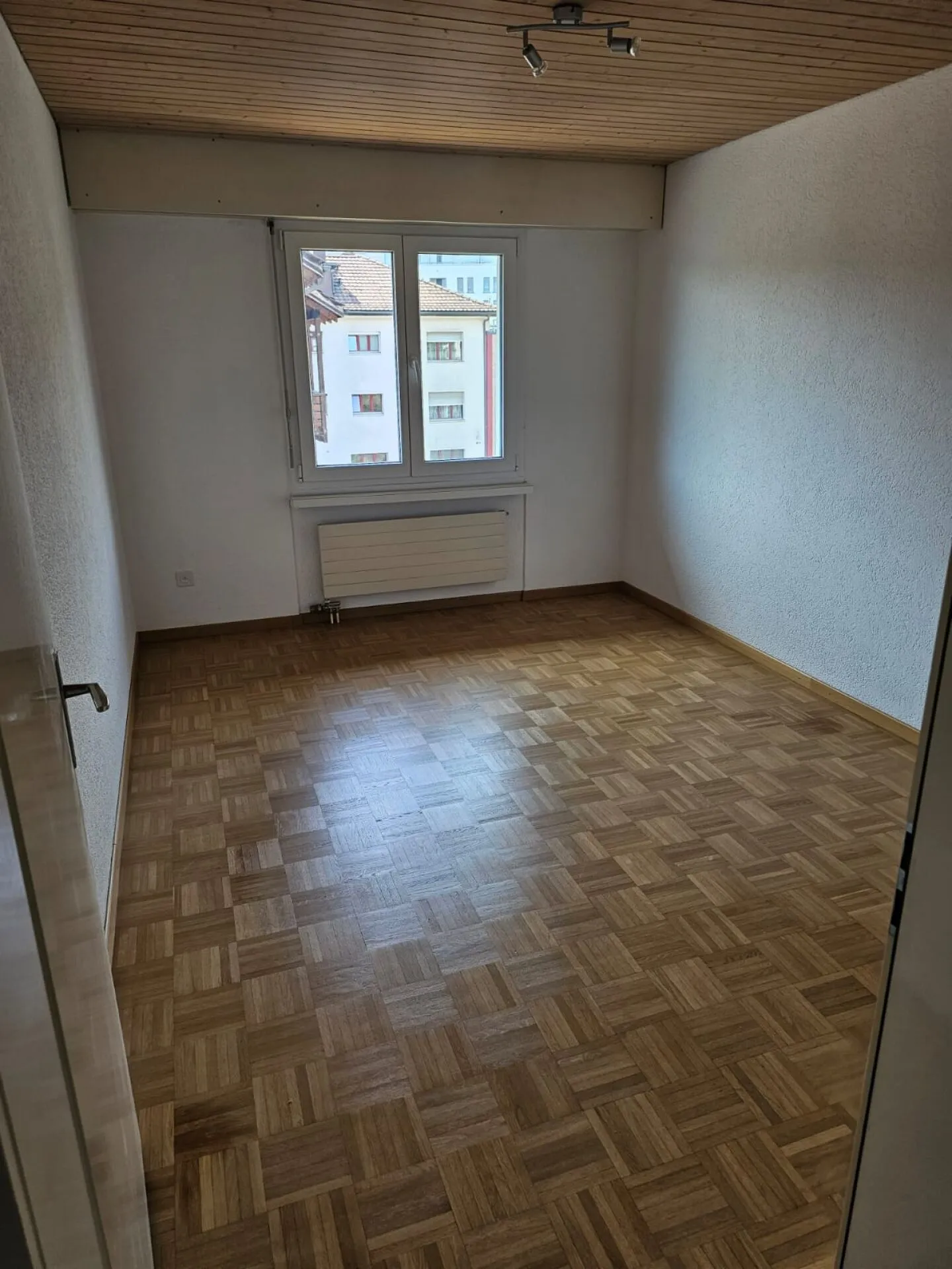 Moderno e ampio appartamento con 4 stanze e bellissimo giardino! - Foto 13 di 13