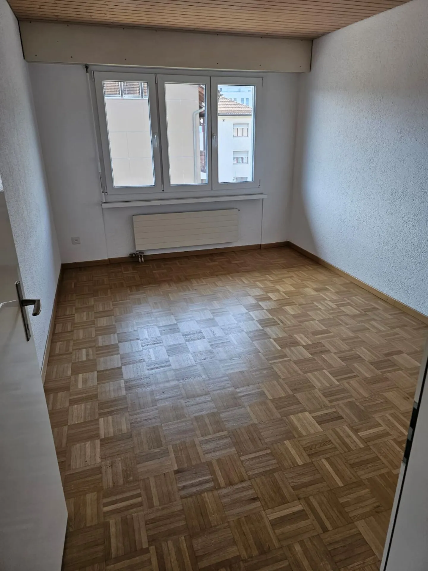 Moderno e ampio appartamento con 4 stanze e bellissimo giardino! - Foto 11 di 13