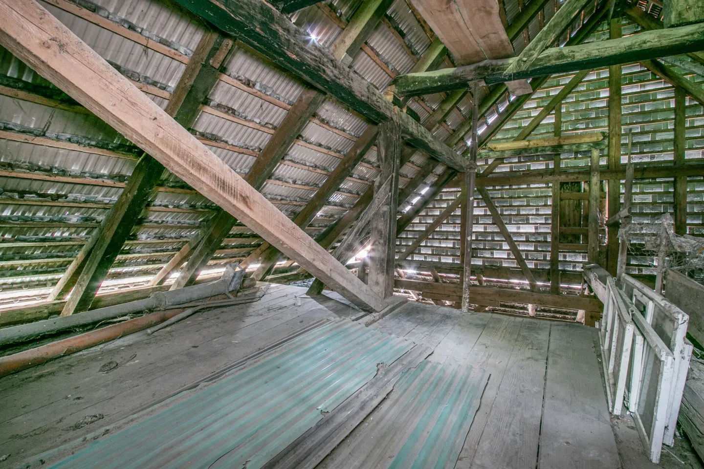 Historical residential house in need of renovation with great potential - Photo 10 of 12