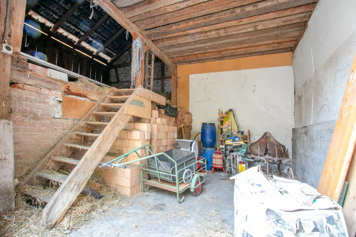 Historical residential house in need of renovation with great potential - Photo 11 of 12
