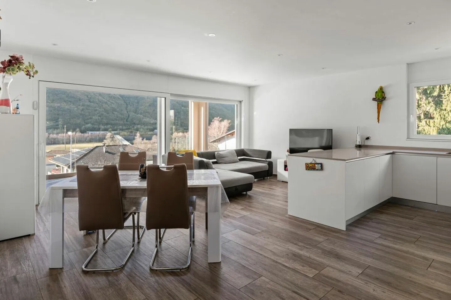 Modern 3.5-Room Apartment in Claro - Photo 3 of 10