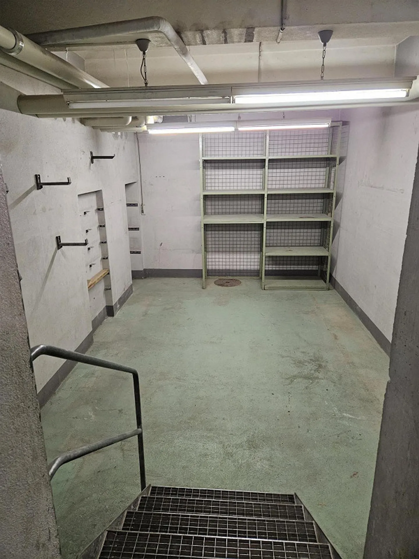 Salle de stockage directement à la gare de Spiez - Photo 2 sur 3