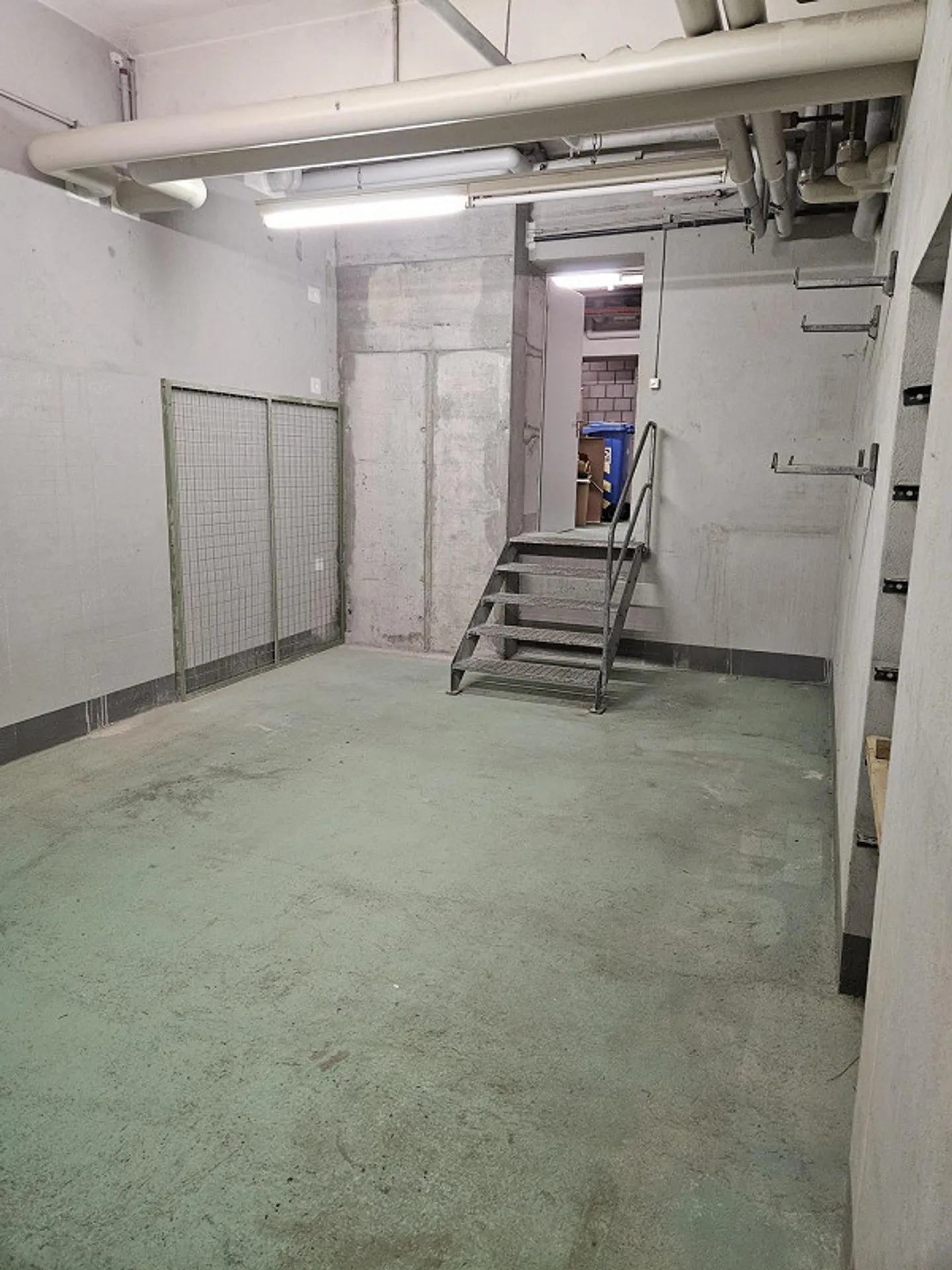 Salle de stockage directement à la gare de Spiez - Photo 3 sur 3