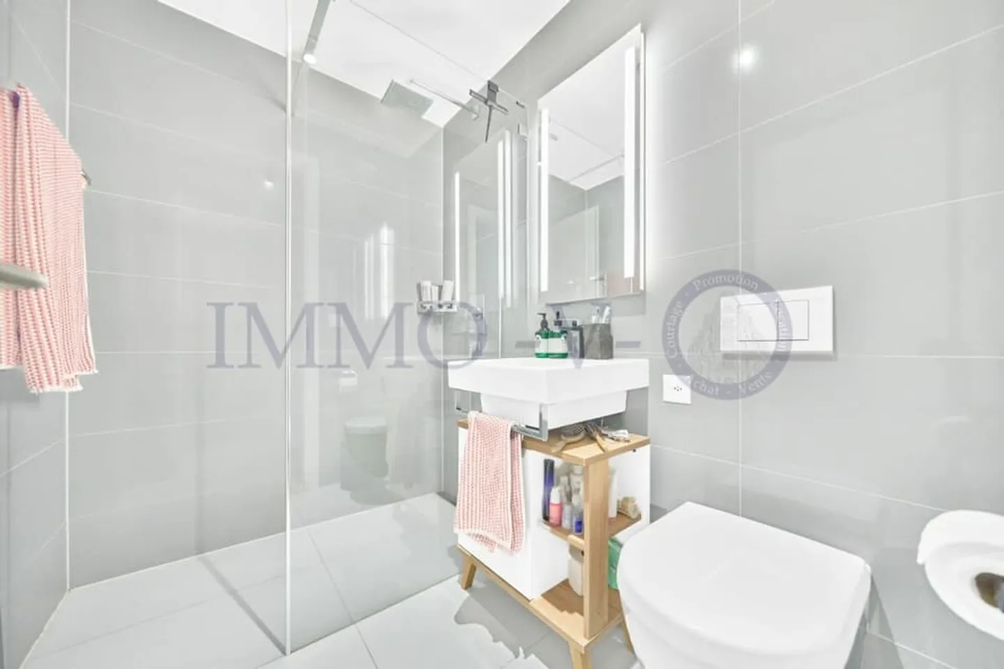 APPARTAMENTO SPAZIOSO DI ALTO LIVELLO CON BALCONE + TERRAZZA E VISTA SUL LAGO - Foto 9 di 10