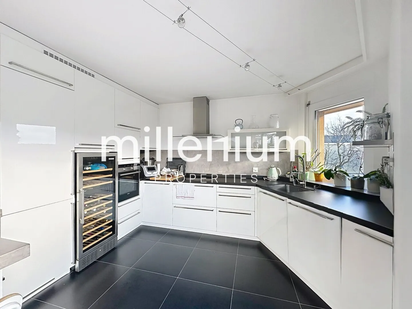 Large apartment with terrace in Nyon. - Photo 7 of 9