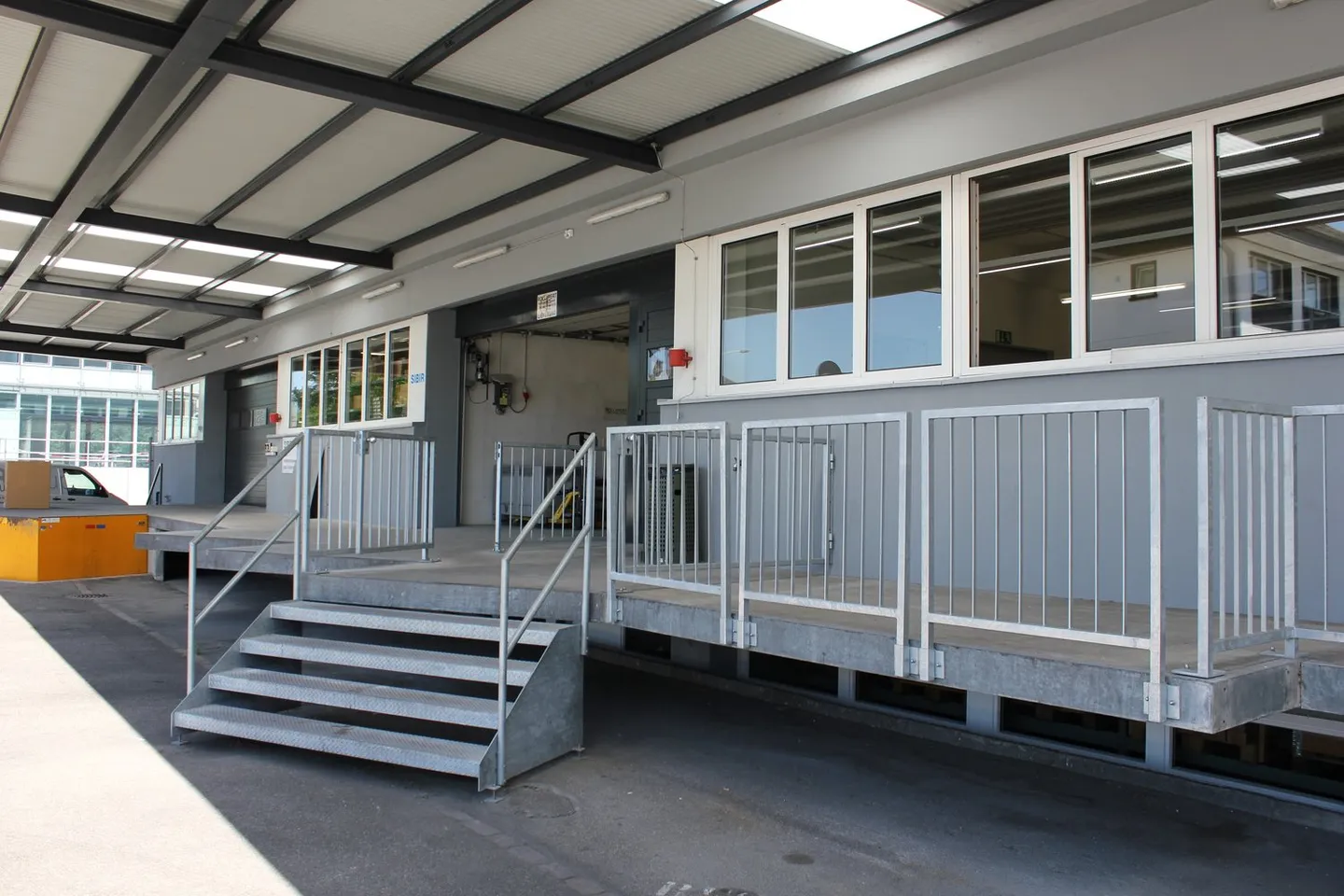 Au carrefour de Limmattal, surface de stockage pratique pour votre activité commerciale - Photo 2 sur 4