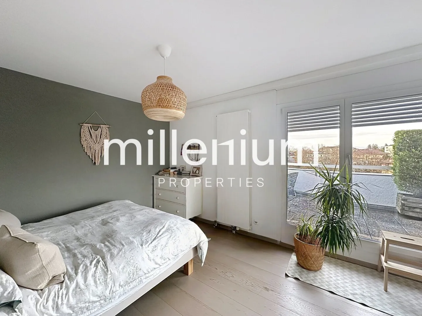 Large apartment with terrace in Nyon. - Photo 4 of 9