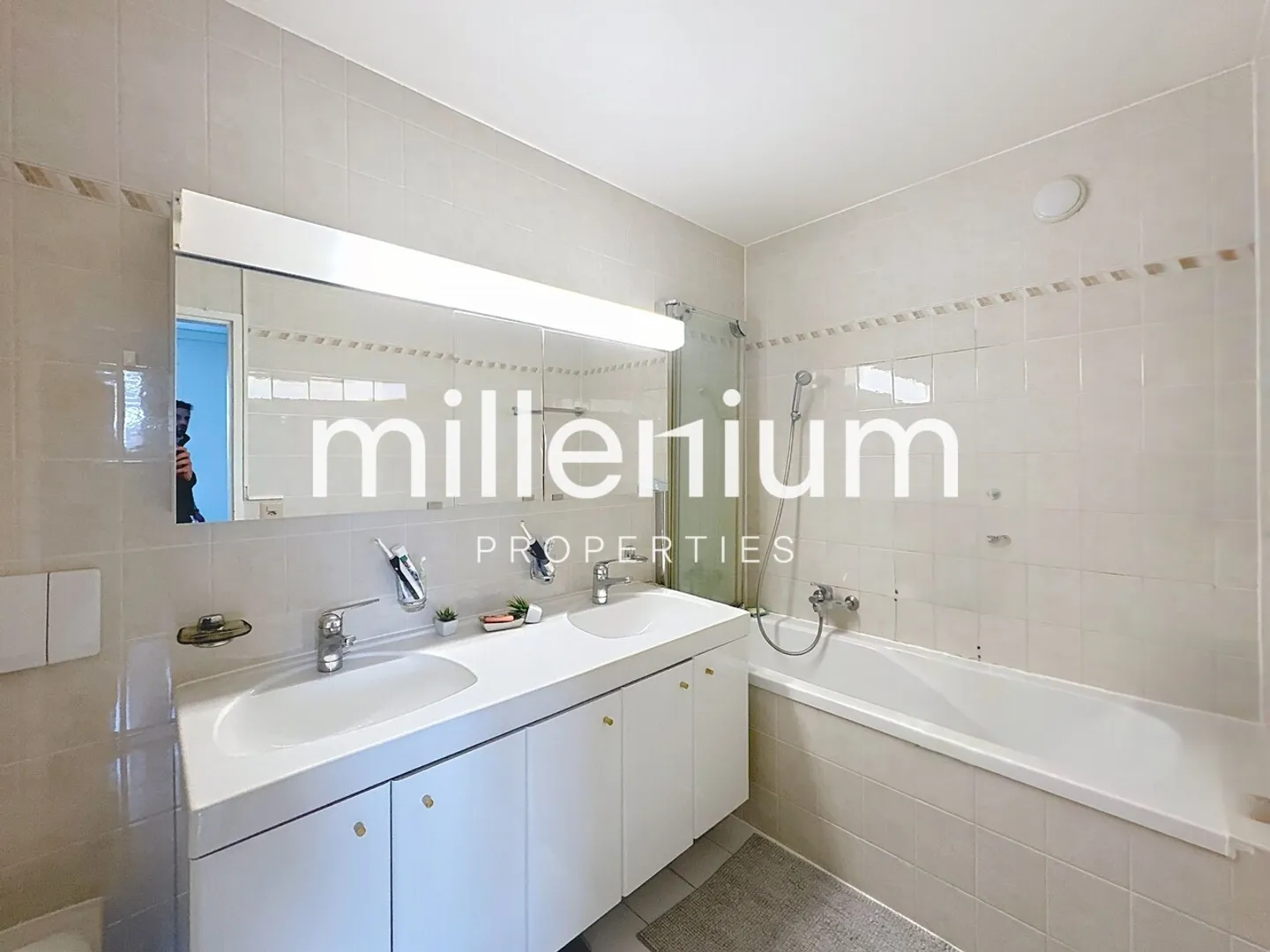 Large apartment with terrace in Nyon. - Photo 6 of 9