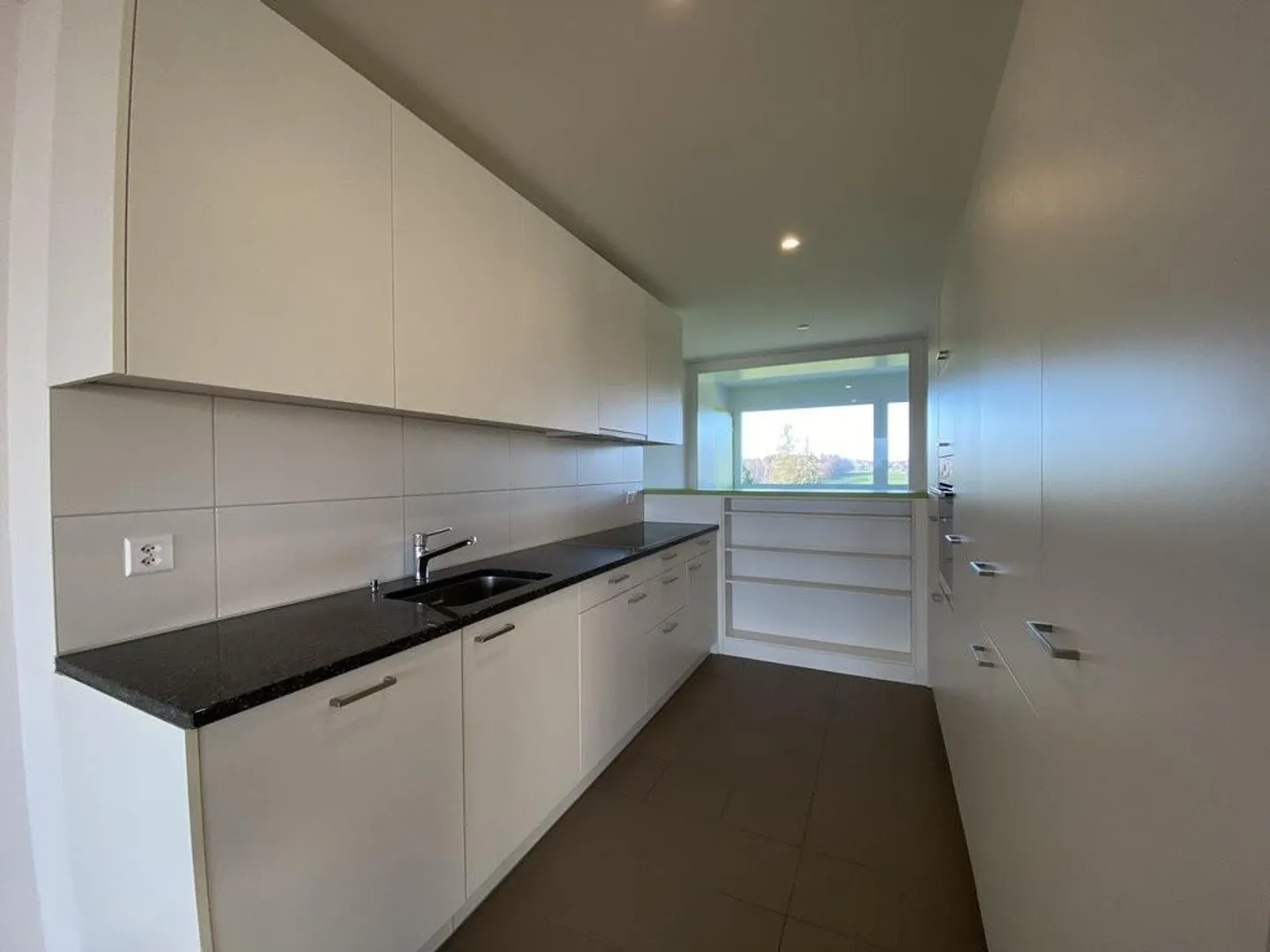 Spacious modern 4.5-room apartment on the 1st floor - Photo 3 of 9