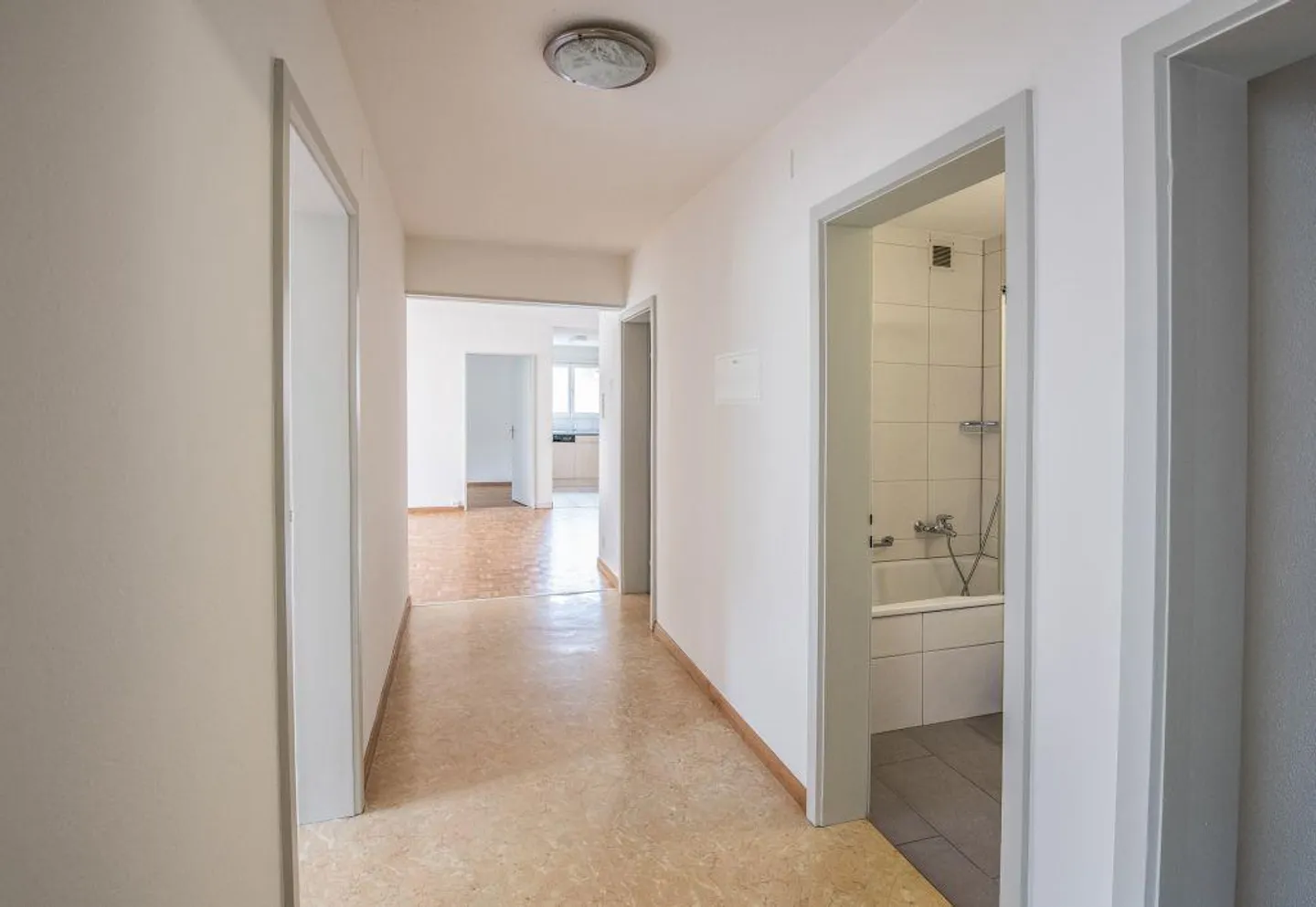 Bright spacious 4 1/2 room apartment in Erstfeld - Photo 2 of 5