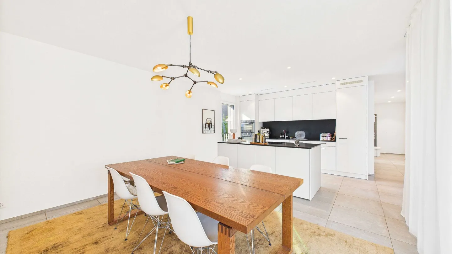 Vivere contemporaneo con loggia e layout ben progettato - Foto 2 di 10