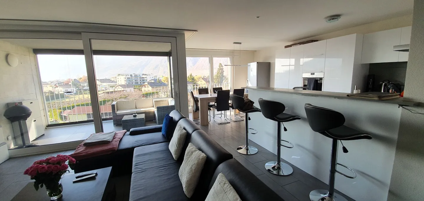 geräumige und helle 3,5 Zimmer im 2. Stock mit Loggia und Parkplätzen - Foto 1 von 10