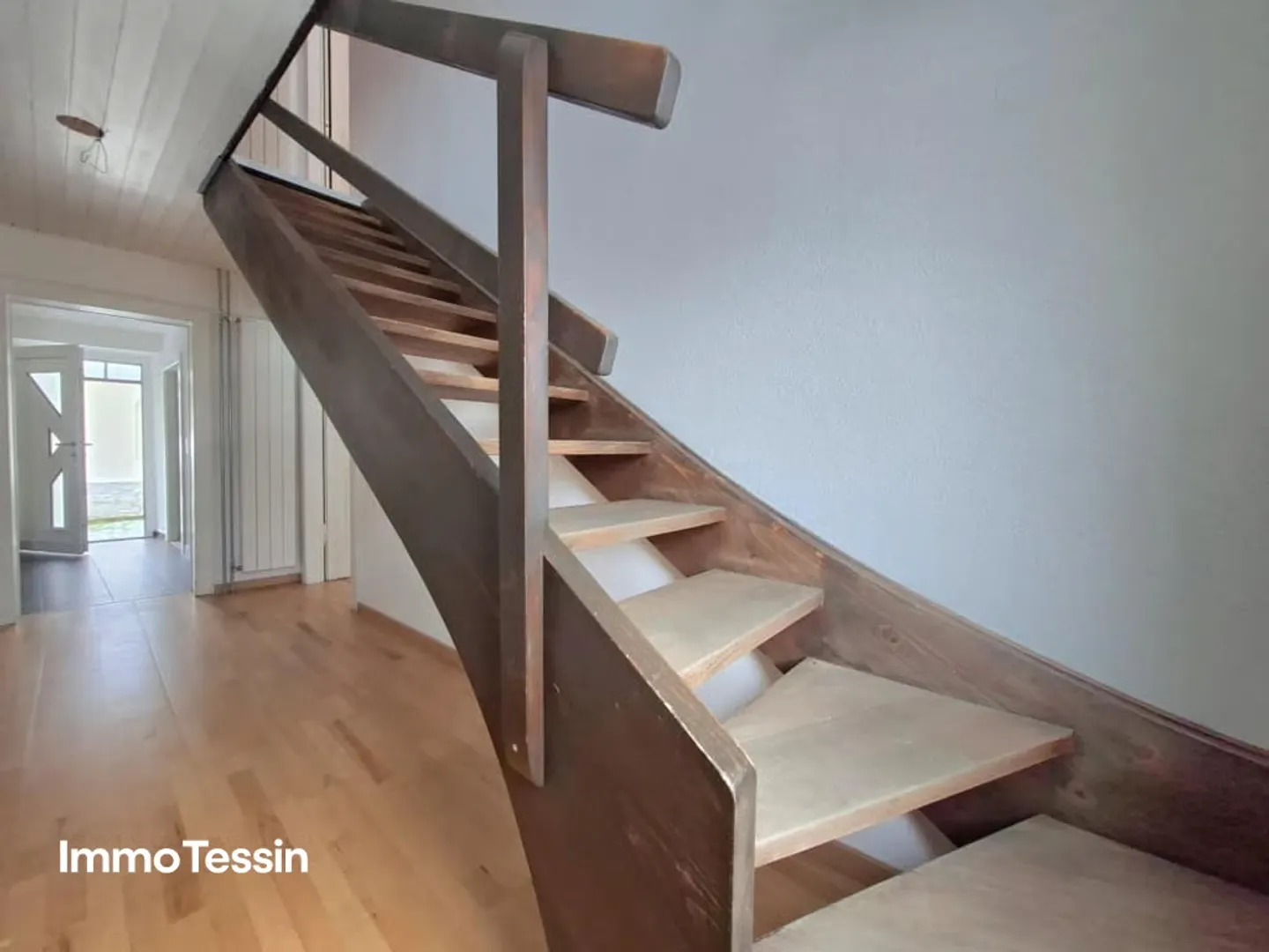 Maison spacieuse et entièrement rénovée avec 7 chambres dans un endroit calme à un prix imbattable - Photo 12 sur 13